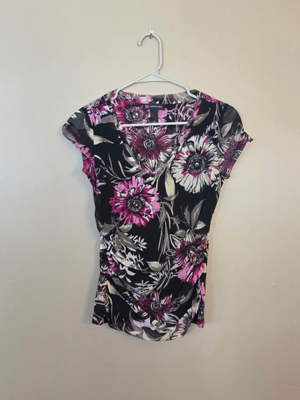 Floral V-Neck Cap Sleeve Top in Black and Pink